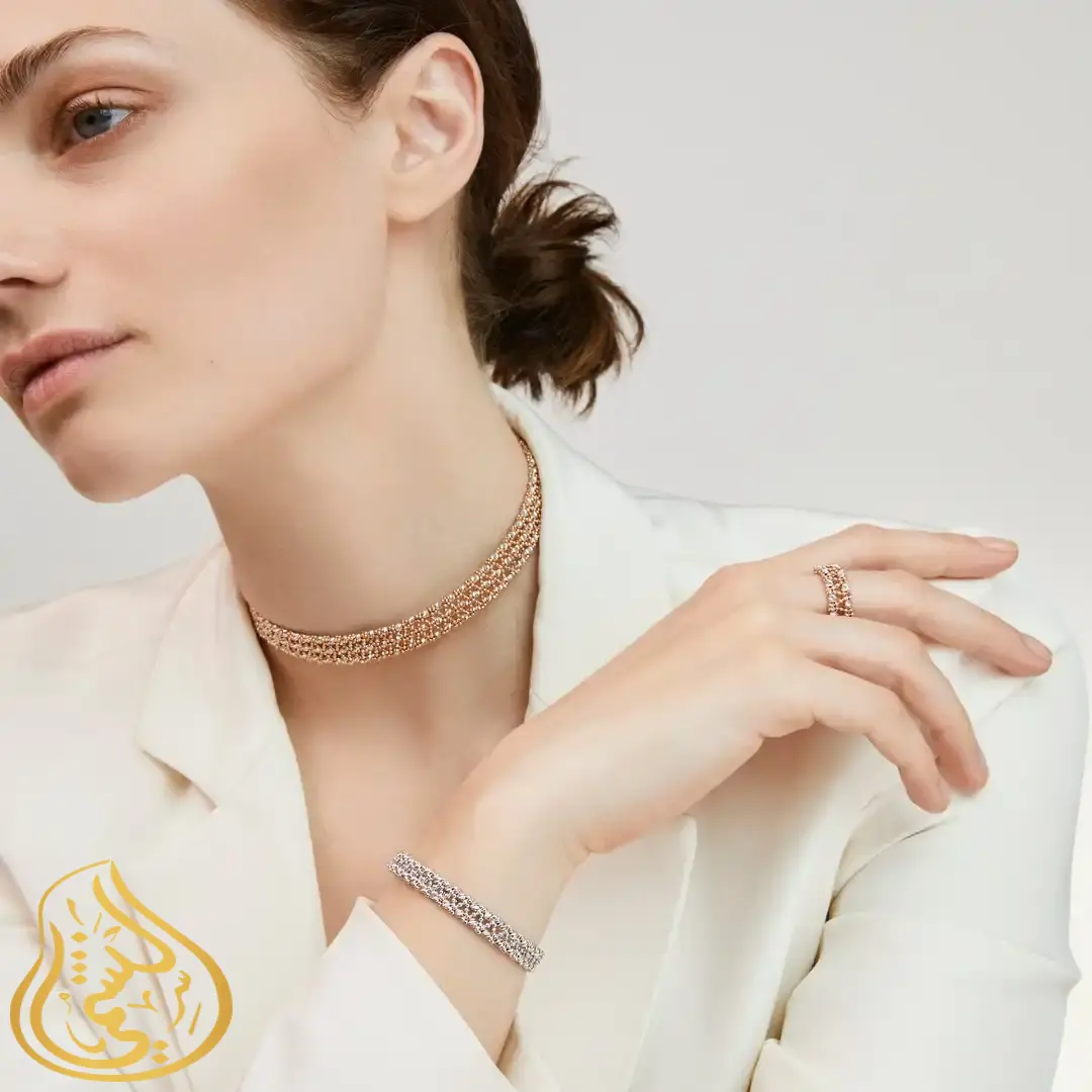 طقم ذهبي بنعومة التفاصيل وأناقة الحضور